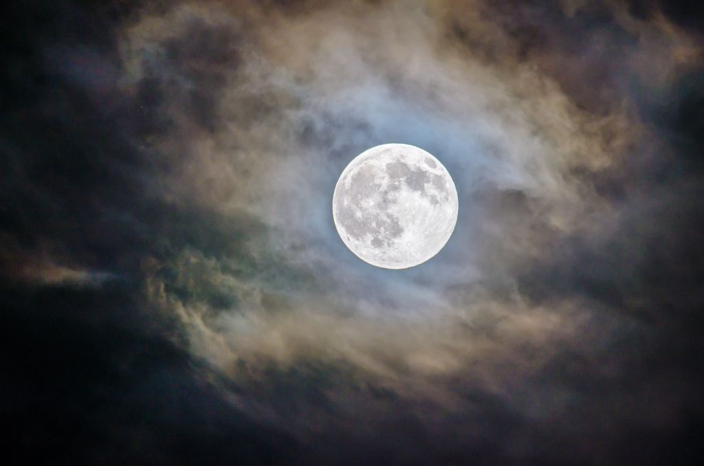 Mond umschlungen von Wolken