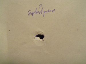 Papier mit Loch und dem Schriftzug: "Emptiest poem"